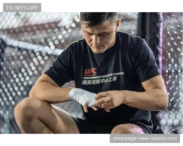 UFC选手专注摔法节奏转换，攻防一体化提高