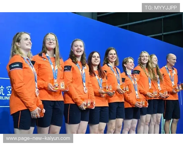 冠军球队庆祝巡游引来市民自发参与，冠军球址汇